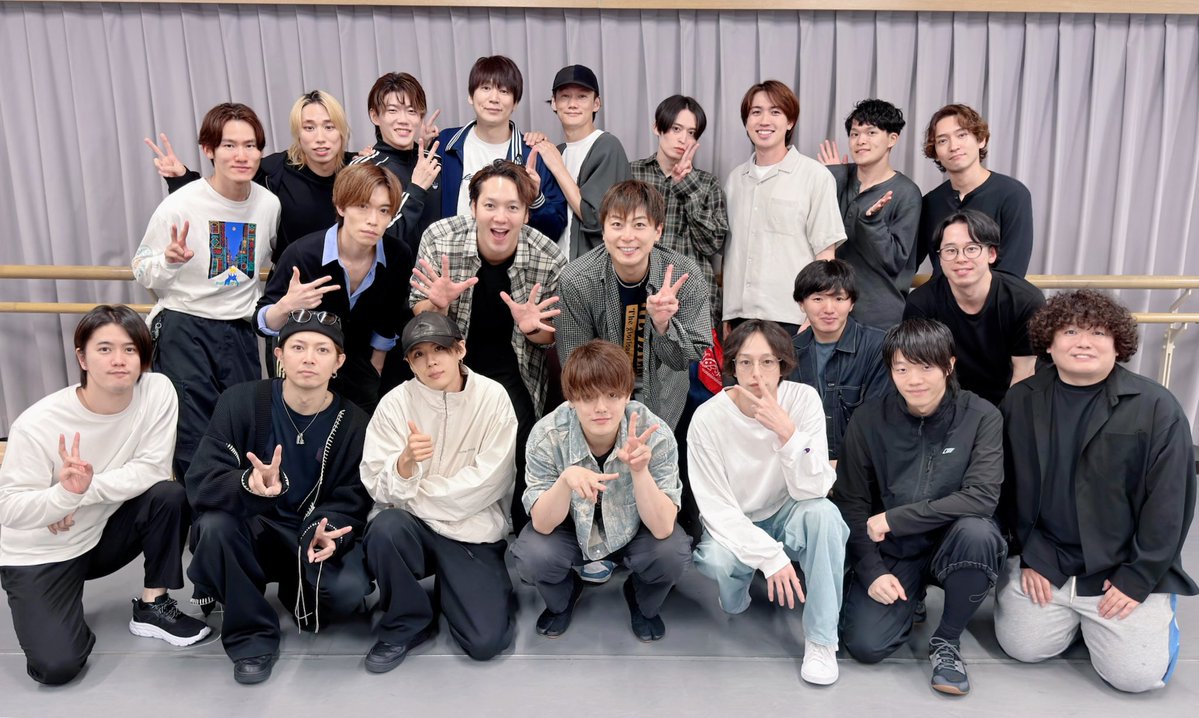 hetamu_official's tweet photo. 10th Anniversary
ミュージカル「ヘタリア〜World☆Starts〜」
本日顔合わせでした⭐️
参加メンバーの集合写真をお届けします📸

稽古はさすがの団結力で本読みの時点ですでにヘタミュらしさ全開！
稽古場は笑いが絶えず愉快なスタートダッシュをきめております！

そして、今作スウィングとして
⭐️山田隼人さん
⭐️中村拳さん
が新しくカンパニーに参加してくださります！

10th Anniversaryとしてお届けする「World☆Starts」
カンパニー一同全身全霊で向き合います！どうぞご期待くださいませ✨
https://t.co/btfcodB8Ht
#ヘタミュ