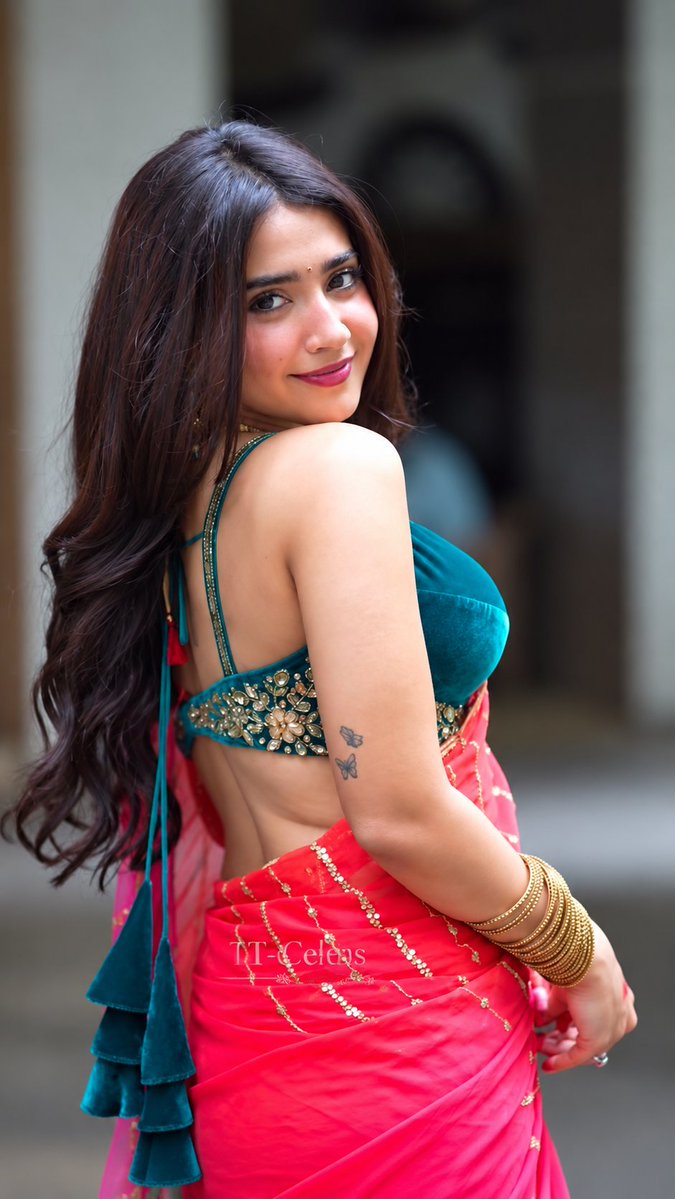 t_celebs's tweet photo. Roshni Walia's those assets 🥵💀 https://t.co/xw1rfgiUTB