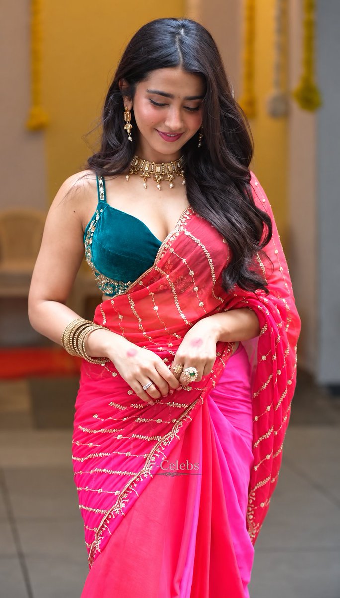 t_celebs's tweet photo. Roshni Walia's those assets 🥵💀 https://t.co/xw1rfgiUTB