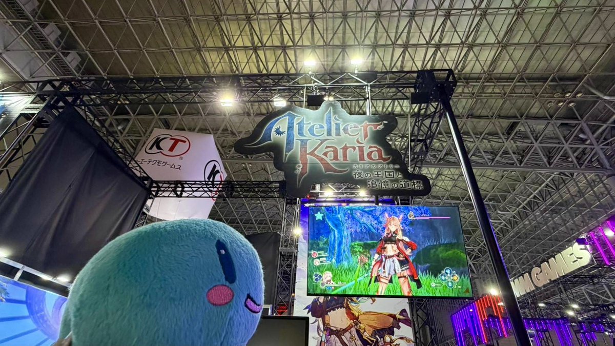 GUST_JP's tweet photo. ／
【#TGS2026】
明日から東京ゲームショウスタート✨
＼

ぷにも幕張メッセにやってきました♪

#カリアのアトリエ ブースも準備完了💪
明日からも、ぷにがTGSの様子をお届けするよ👀🔵

🔗 https://t.co/M97ARnna8U https://t.co/qODZK16FOf