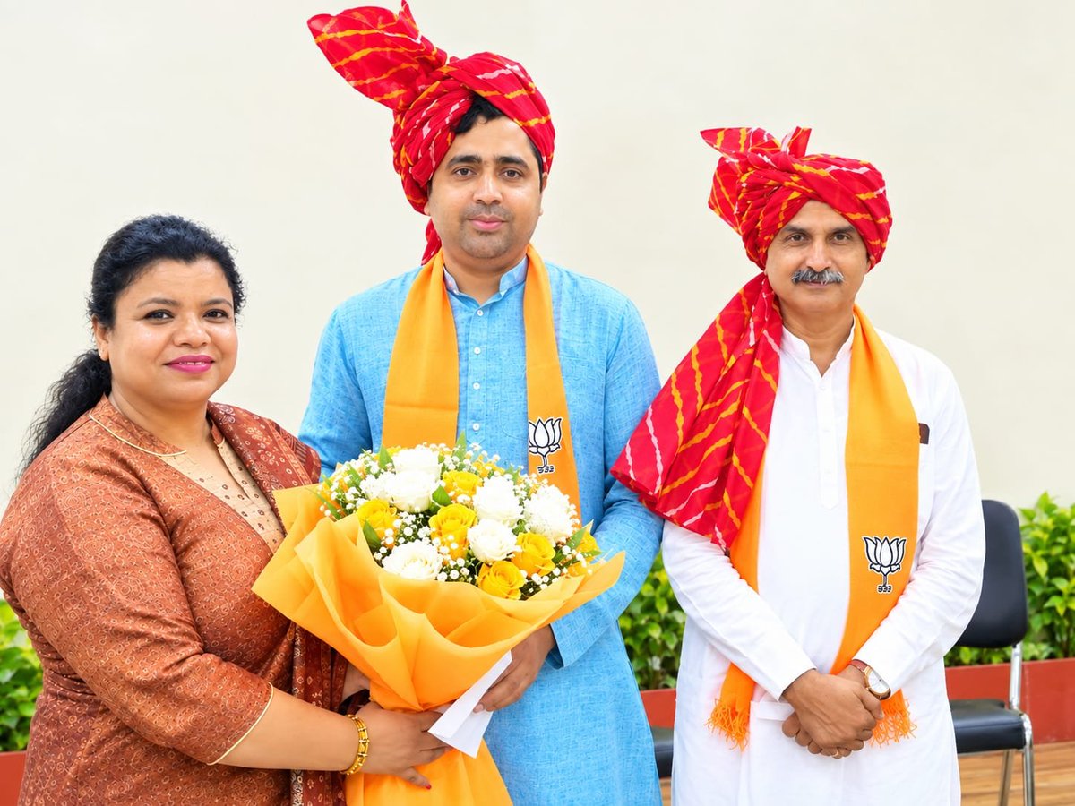 aruna_jadhav's tweet photo. जिला बाहरी दिल्ली के नव-नियुक्त प्रभारी श्री कृष्ण देव जी एवं सह-प्रभारी श्री सतेंद्र सिंह जी का हार्दिक अभिनंदन एवं स्वागत किया गया। 💐🙏

संगठन को नई ऊर्जा एवं दिशा देने के लिए आपका मार्गदर्शन हम सभी के लिए प्रेरणादायी रहेगा।

#BJP #OuterDelhi #संगठन #स्वागत #अभिनंदन https://t.co/4aGf3phPgW