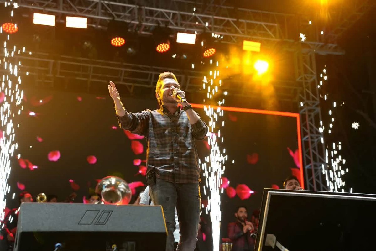 espejohernandez's tweet photo. Después del Grito de Independencia, la música continuó en nuestro Zócalo con la presentación de Memo Garza. 🇲🇽🎶

(1/2) https://t.co/zQUH3wZKkJ