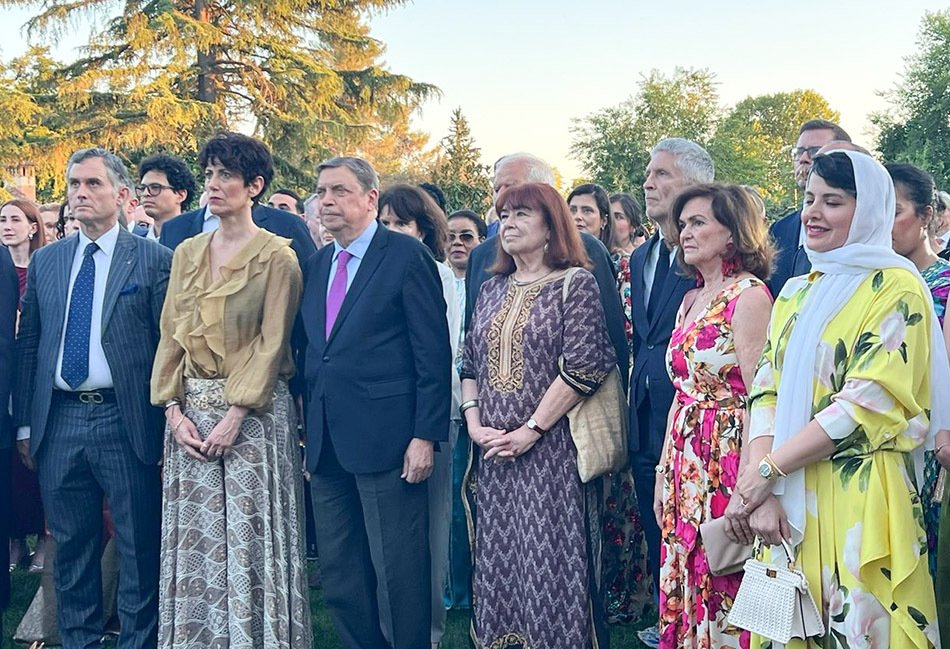 almufrai's tweet photo. @TheObjective_es Tendrá que ver con que estuviera en primera fila en la embajada marroquí en la Fiesta del Trono? Nah, será casualidad, como que se esté cargando la agricultura española en favor de la de Marruecos. https://t.co/wlb6Q6oBvW