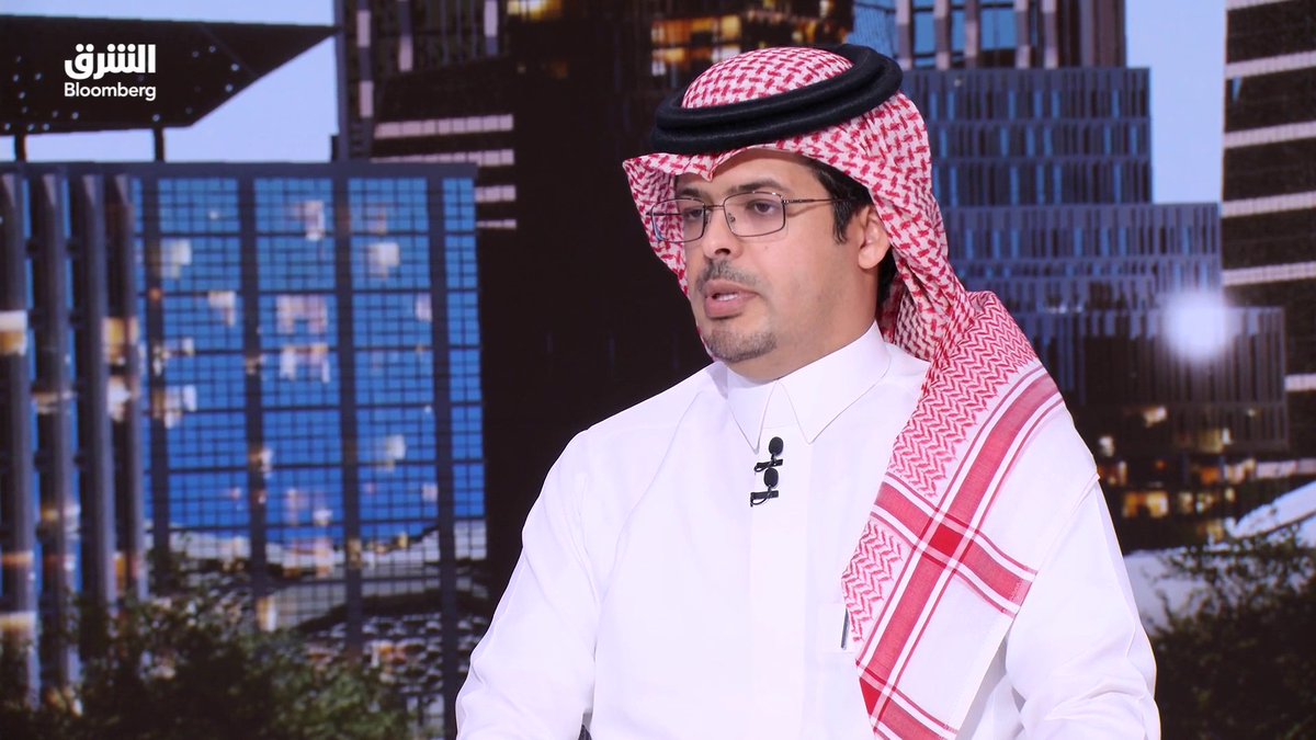 السعودية تفرض قيودا على الاستثمارات الخارجية لصناديق النقد. 160.5 مليار ريال حجم أصول الصناديق النقدية، التي تتركز استثماراتها في أدوات الدين والصكوك والودائع، وليس سوق الأسهم مباشرة. 5% سقف الاستثمارات خارج المملكة، مقابل 95% محلياً، مما قد يعزز الطلب على أدوات الدين والمرابحة والودائع المحلية. اشتراط التصنيف الائتماني بدرجة استثمارية للاستثمارات الخارجية يهدف إلى خفض المخاطر والانكشافات، بحسب خبير الأسواق المالية، محمد الميموني لـ"الشرق بلومبرغ". mohammad_fx. alsubaiae_. تابعوا الشرق بلومبرغ للمزيد 