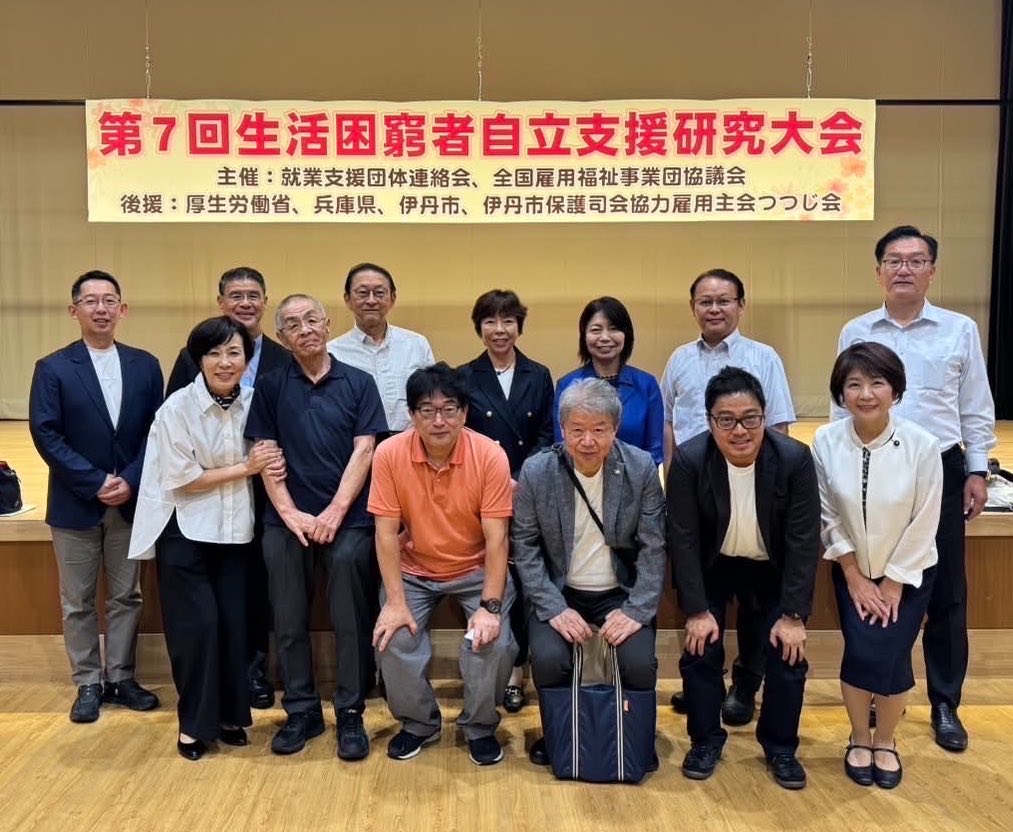 Yamamotokanae's tweet photo. 第7回生活困窮者自立支援研究大会へ。

私自身のライフワークでもある生活困窮者支援。制度ができて10年以上、今回は「就労支援」がテーマ。伊丹市雇用福祉事業団の先駆的な取り組みや釧路モデルなど、これまでの実践から改めて学びました。

人手不足でも就労につながらない現実。その人を変えるのではなく、その人にできること、持っている力を仕事の中で生かせるようにしていく。

これからの就労支援をどう進化させるか、多くの気づきと学びがありました。

このような貴重な学びの場をつくってくださった伊丹市雇用福祉事業団の高木さんをはじめ、皆さまに心から感謝申し上げます。