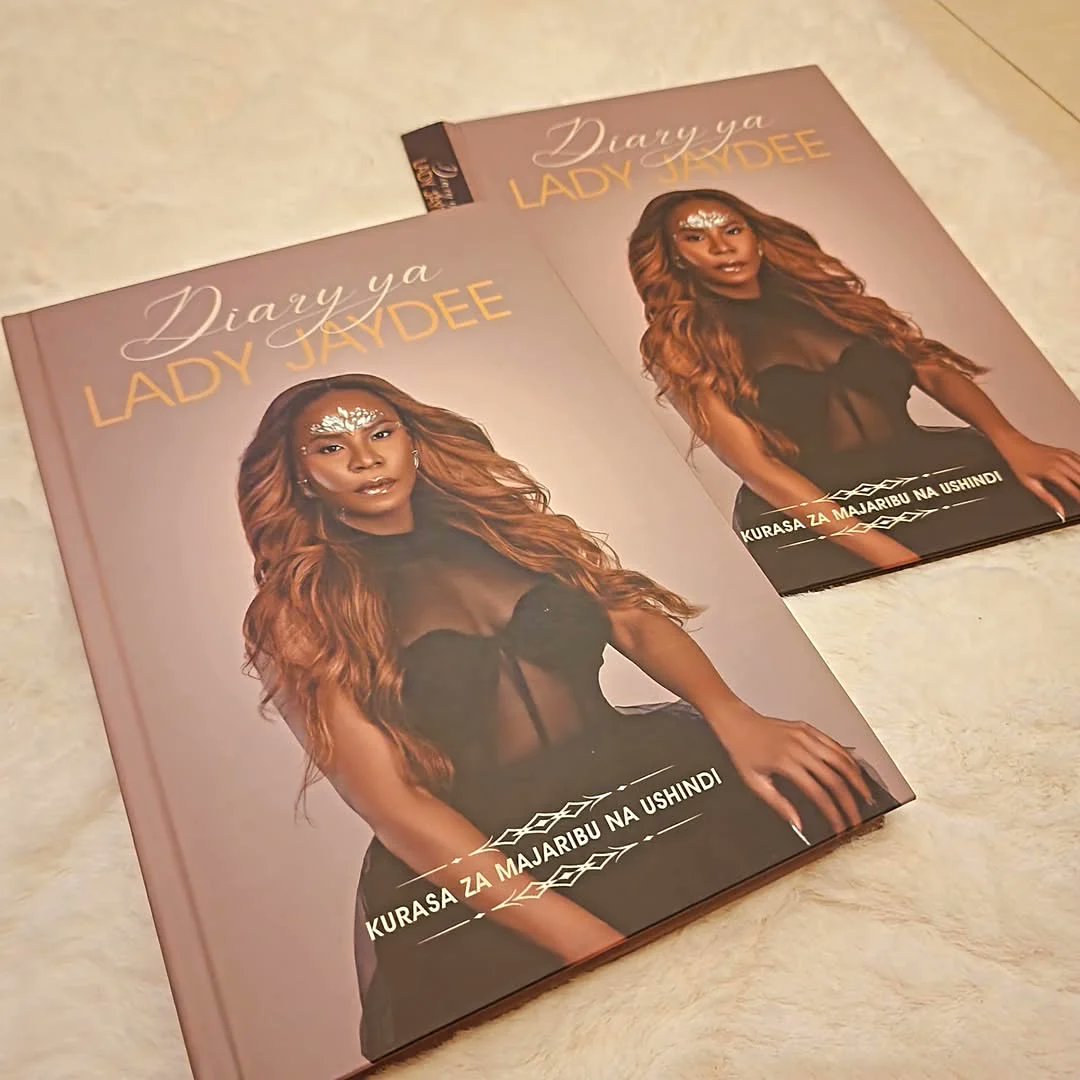 PeakStan1's tweet photo. 🔴Tanzanian music legend Lady Jaydee gifted Diamond Platnumz a copy of her book, “Diary Ya Lady Jaydee” 📖🇹🇿

Diamond thanked her and said he was looking forward to reading her story and learning more about her journey in music.

#LadyJaydee #DiamondPlatnumz #BongoFlava #Tanzania https://t.co/pkUXep3V7U