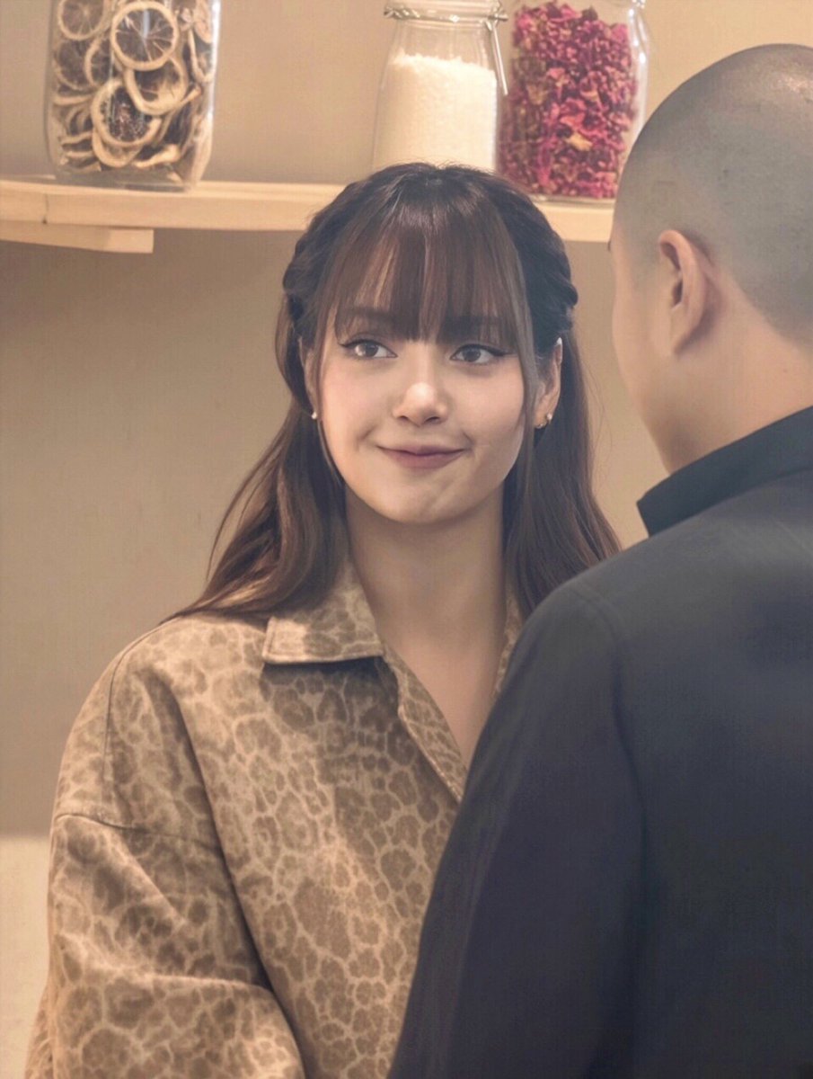 hourlydollisa's tweet photo. LISA😭😭😭 i’m crying https://t.co/Qxmq2qj7nd