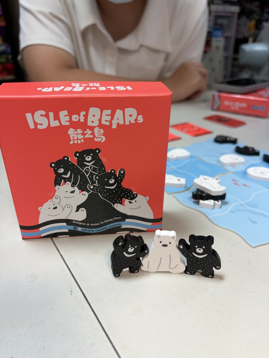 HeybyeGaming's tweet photo. 「こんなにかわいいゲームなのに、背景のストーリーはかなりダークですね。」
— BGG review

北極の氷が溶けてしまい、白クマたちは黒クマたちの小さな島へ。
黒��マたちも、自分たちの家を守るために戦うしかありません……。

あなたは黒クマ派？それとも白クマ派？ https://t.co/IJx62bpALm