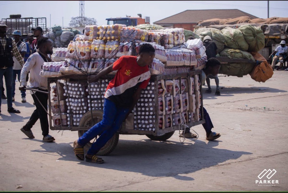 VISIONPRONEW_'s tweet photo. Le phénomène Bilanga à Kasumbalesa désigne le passage de marchandises par des voies parallèles pour contourner les contrôles douaniers. Cette pratique prive l'État congolais d'importantes recettes https://t.co/hjBFdry641