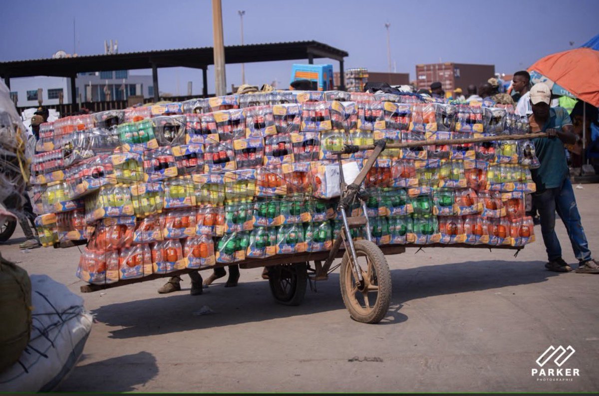 VISIONPRONEW_'s tweet photo. Le phénomène Bilanga à Kasumbalesa désigne le passage de marchandises par des voies parallèles pour contourner les contrôles douaniers. Cette pratique prive l'État congolais d'importantes recettes https://t.co/hjBFdry641