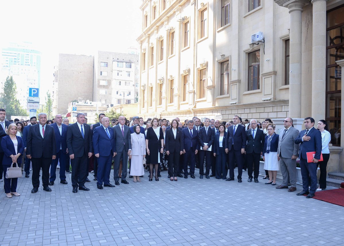 tehsilgovaz's tweet photo. Türkiyə-Azərbaycan Universitetində (TAU) 2026/2027-ci tədris ilinin başlanmasına həsr olunmuş Bilik Günü tədbiri keçirilib.

Tədbirdə elm və təhsil nazirinin müavini Firudin Qurbanov iştirak edib.

Çıxışında nazir müavini Azərbaycan-Türkiyə arasında təhsil və elm sahəsində əməkdaşlığın inkişafından, TAU-nun iki ölkənin aparıcı universitetlərinin təcrübəsini bir araya gətirən mühüm layihə olmasından danışıb.

Ətraflı: https://t.co/5NvQCWegpW

#ElmVəTəhsilNazirliyi #EduGovAz #TAU #BilikGünü