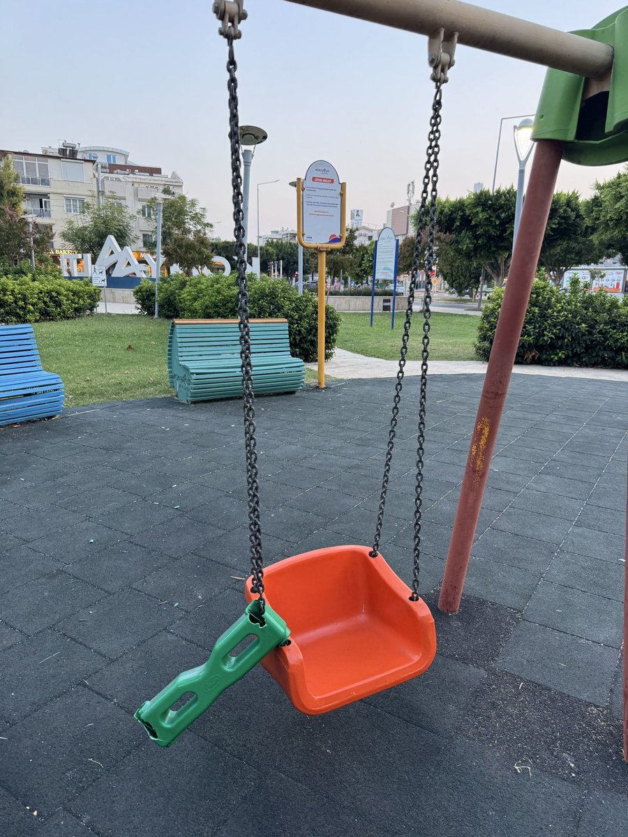 vanti131313's tweet photo. İsmet Selekler Kapalı Spor Salonu köşesindeki park LEŞ GİBİ! Kırık dökük, pislik içinde, sinekten geçilmiyor. Sizlere zahmet olacak ama biraz da parklara bakım mı yapsanız? İnsanlar hizmet bekliyor! @konyaaltibld @ANTALYABB https://t.co/rpccAmyZ3E