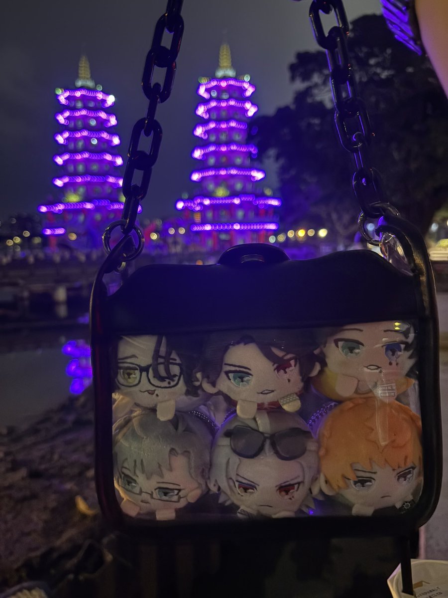 Sricn_6077's tweet photo. 晚上突然很想吃餛飩所以跑回來左營  吃完想說龍虎塔好像修好了來看一下
怎沒人跟我說現在是BAT聯名色.......我下次一定要帶BAT娃來拍 https://t.co/XARJjujLtJ