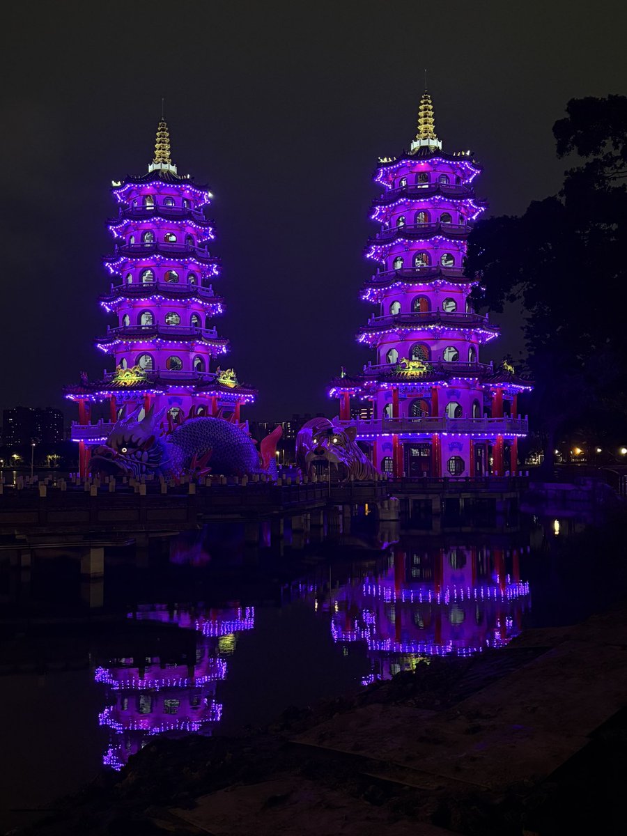 Sricn_6077's tweet photo. 晚上突然很想吃餛飩所以跑回來左營  吃完想說龍虎塔好像修好了來看一下
怎沒人跟我說現在是BAT聯名色.......我下次一定要帶BAT娃來拍 https://t.co/XARJjujLtJ