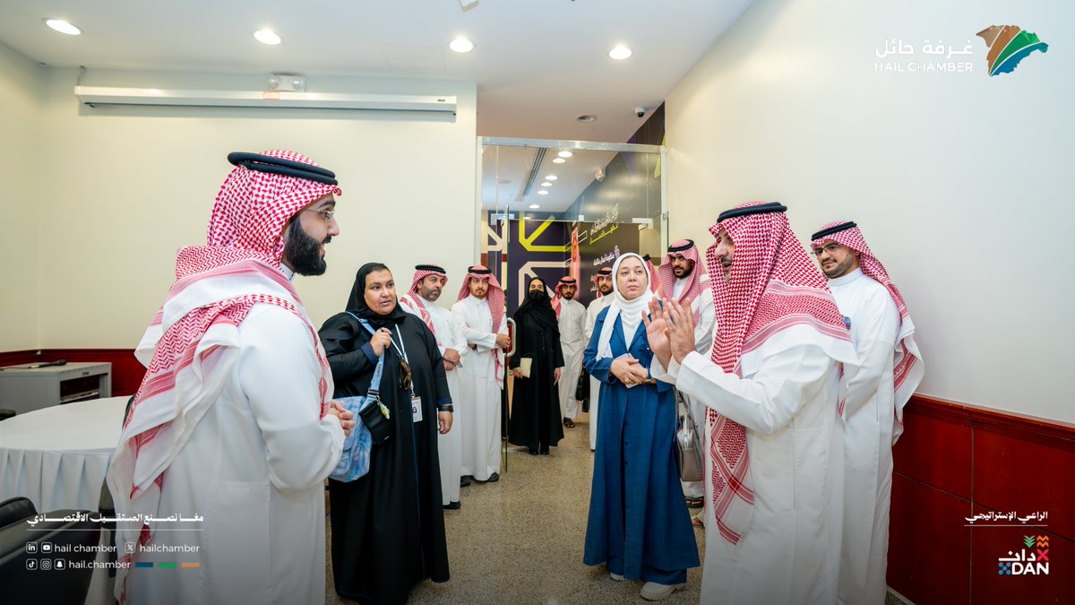 hailchamber's tweet photo. #جولة |

صاحبة السمو الملكي الأميرة نجود بنت هذلول بن عبدالعزيز تتجول في #مركز_الأمير_عبدالعزيز_بن_سعد_بن_عبدالعزيز لتطوير الأعمال بـ #غرفة_حائل، يرافقها رئيس الغرفة أ.نايف الجميل، والنائب الأول لرئيس الغرفة أ.سعود الموكاء، وتطّلع على أبرز الخدمات والمبادرات المقدمة لرواد الأعمال، وما يوفره المركز من برامج وأدوات تسهم في دعم المشاريع وتطويرها وتعزيز فرص نموها.