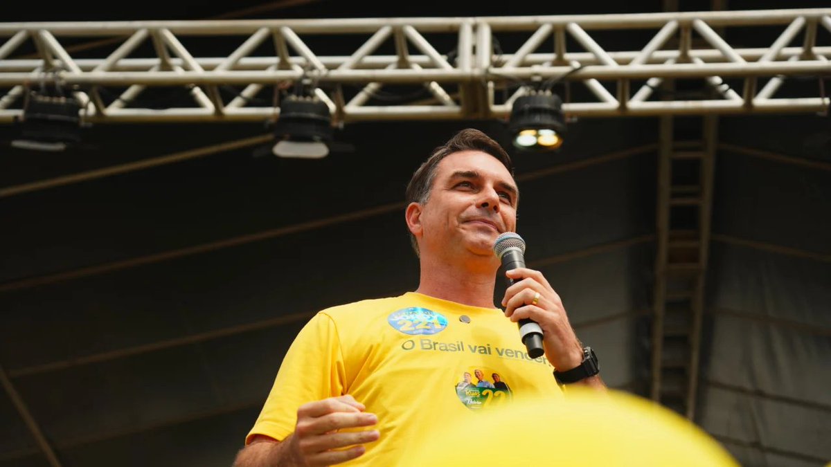 gazetadopovo's tweet photo. Flávio aposta em “efeito Moraes” e em crise do STF para desgastar Lula
#MaisLidas
https://t.co/16FDtWn7DQ https://t.co/in26SCtqJ1