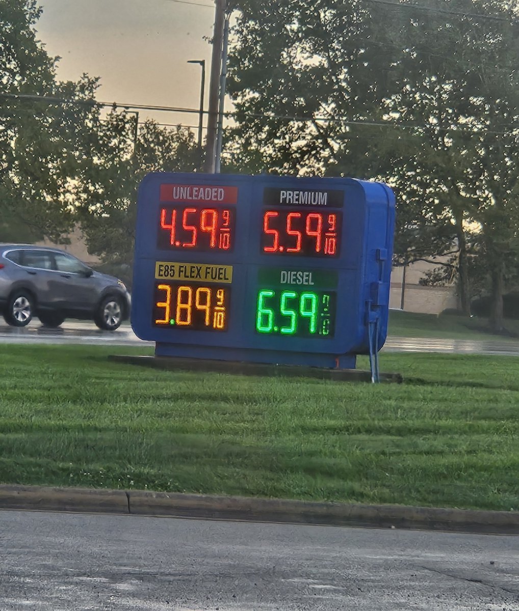 RachelCoyleOhio's tweet photo. 20 minutes ago, this gas station in Delaware, Ohio, had unleaded gas at $4.19.
Just drove by again and https://t.co/JtBtTzXq7V