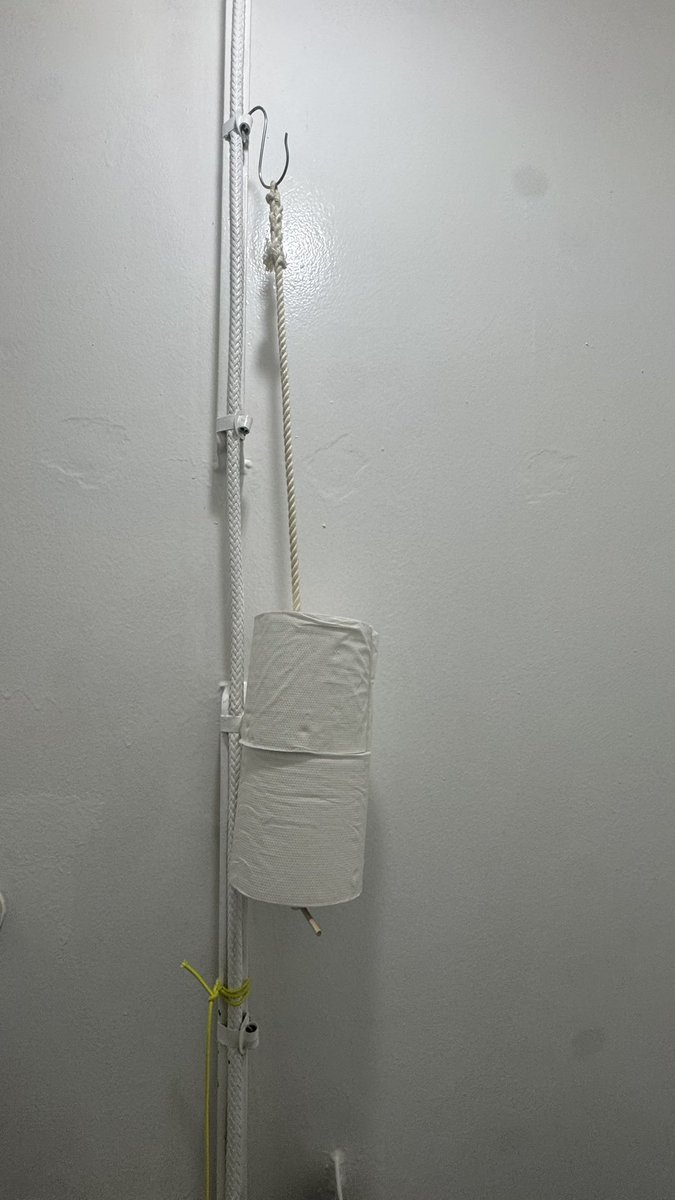 tokokaiun's tweet photo. タンカー船のトイレで見つけたもの https://t.co/tGKHOtnAJC