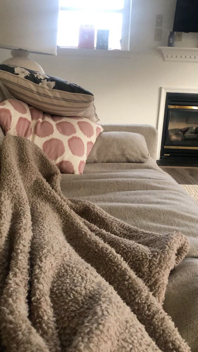 2good2betruuuuu's tweet photo. bro where tj FUCKAM I this idnt my living room https://t.co/ZQpCgjpVh5