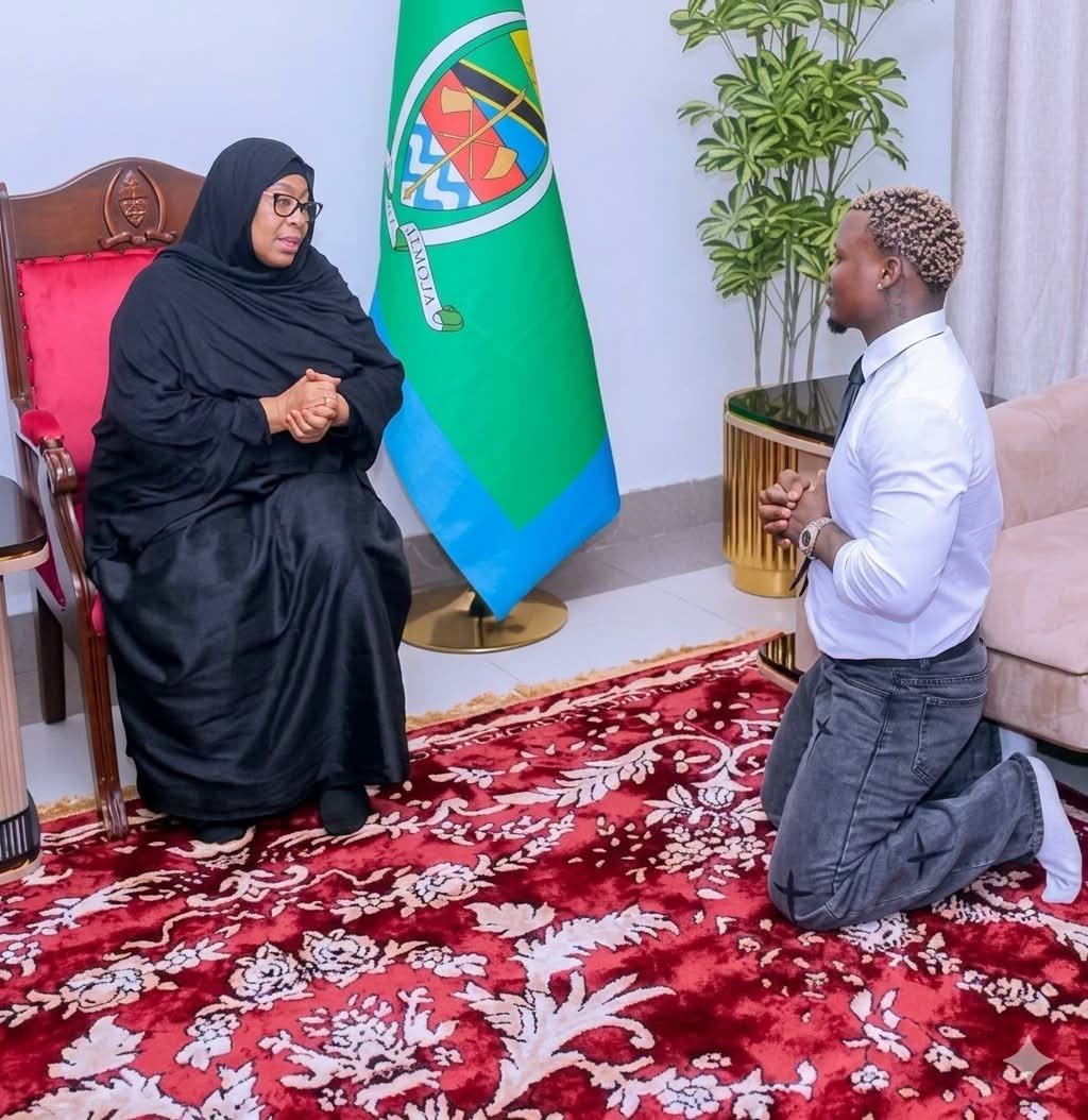africatodayMG's tweet photo. A Tanzanian superstar, Harmonize, kneeling in front of controversial Tanzanian President Samia Suluhu Hassan.

Both are Muslims! In Islam, a man doesn't kneel in front of a woman! Unless he is a slave. https://t.co/DSnOnhcSSX