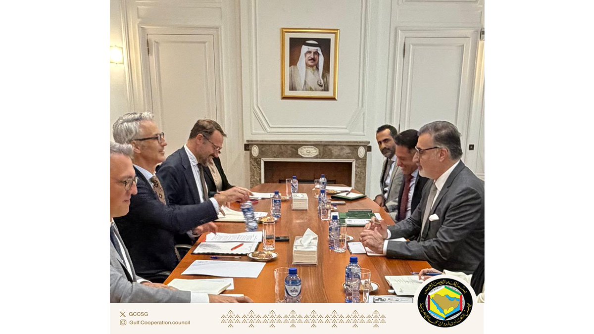 GCCtoEU's tweet photo. اجتمع سعادة السفير/ فهد صقر الجيماز، رئيس البعثة، مع  سعادة السيد ماثيو بريان، مدير شؤون الخليج بالمفوضية الأوروبية، بمعيةسعادة السفير د. محمد علي بهزاد، سفير مملكة البحرين لدى مملكة بلجيكا والاتحاد الأوروبي.
وجرى خلال الاجتماع بحث التحضيرات المتعلقة بالقمة الخليجية الأوروبية الثانية، المزمع عقدها في المملكة العربية السعودية خلال العام الجاري، إلى جانب سبل تعزيز التعاون المشترك بين دول مجلس التعاون لدول الخليج العربية والاتحاد الأوروبي.
