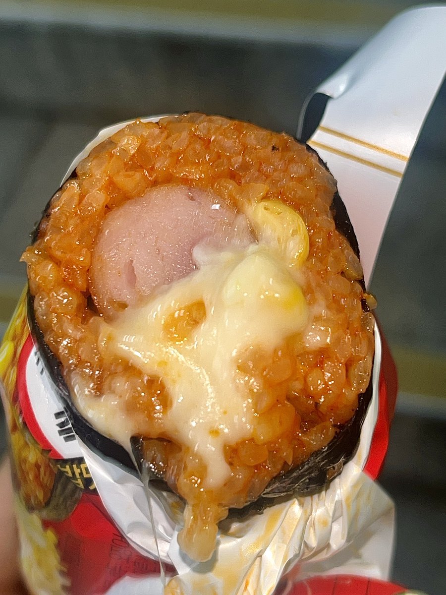 dongdong_eat's tweet photo. 배가 등에 붙을거같아서 급하게 길밥하는데 세븐일레븐 불닭치즈소시지김밥<<딘짜너무맛어서눈물남 https://t.co/O0jUPGPLCw