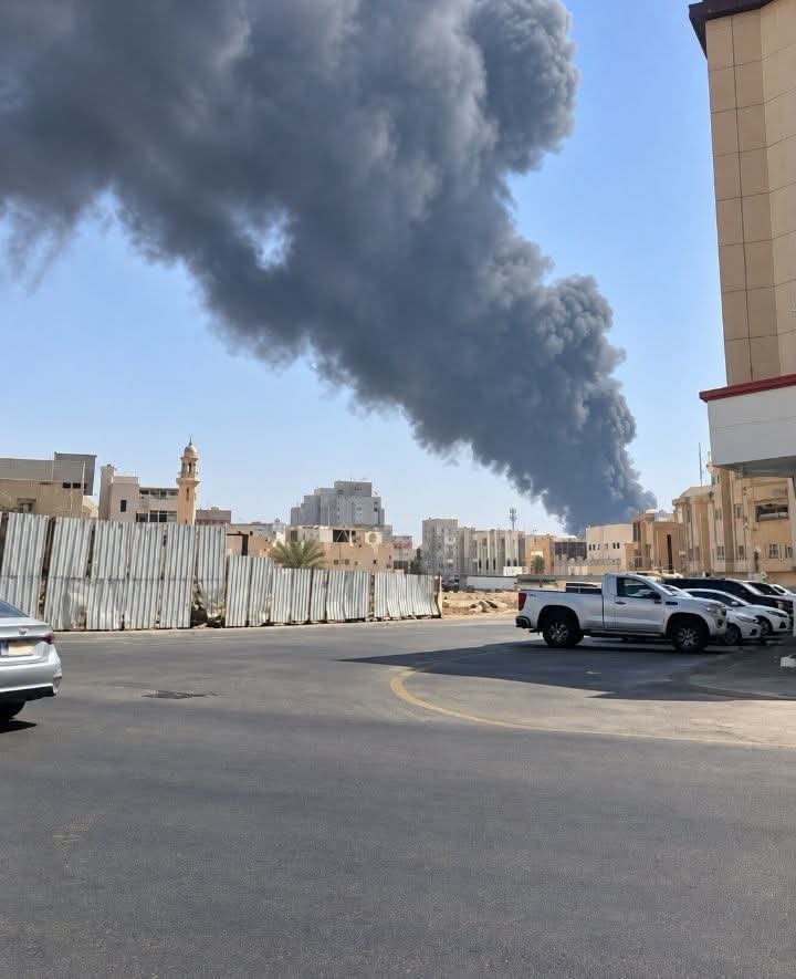 HASSNAL20's tweet photo. عاجل 

السعودية جيزان القوات المسلحة اليمنية تدق مصافي النفط في جيزان https://t.co/B4WsY4e39k