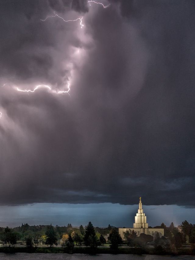 salafaitoa22's tweet photo. Isaiah taught that the temple would be “a place of refuge” and “a covert from storm and from rain” (Isaiah 4:6). In this world where negativity and self-gratification bring chaos and anxiety, commune with the Lord in His house. There you will find peace, joy and His love. https://t.co/kmdkXNod1b