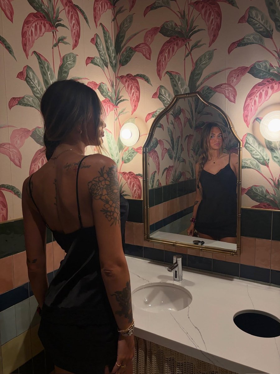 ryeleesteiling5's tweet photo. Caught myself in the reflection… and I like what I see. Tropical vibes, black lace, and ready for whatever the evening brings. Inquiries welcome.🤗 👇

 📩 RyeleeSteliling@proton.me https://t.co/Swjy1KnP5a