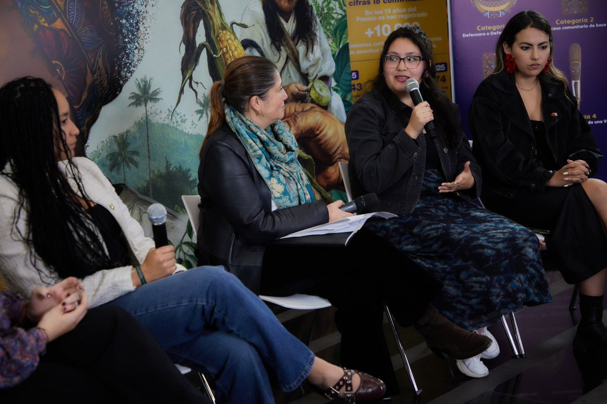DefensoriaCol's tweet photo. 🔹Natalia Díaz Chávez, administradora pública con especialización en derechos humanos, concluyó: “El Buen Futuro no puede entenderse como una apuesta personal, sino como una apuesta colectiva. Muchas veces se dice que ‘si lo crees, lo puedes hacer’; pero en la práctica existen condiciones estructurales que deben darse para que eso suceda. Desde mi experiencia, estar aquí no responde solo a mi voluntad, sino al recorrido compartido en lo social y comunitario. Creo que las organizaciones estamos llamadas a construir otro horizonte posible, que no se hace en solitario, sino entre todos y todas.”