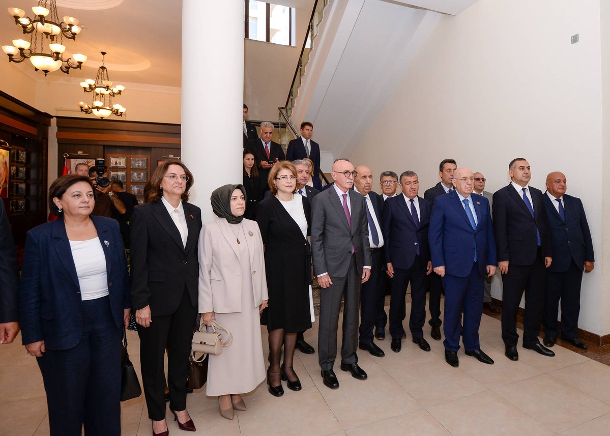 tehsilgovaz's tweet photo. Türkiyə-Azərbaycan Universitetində (TAU) 2026/2027-ci tədris ilinin başlanmasına həsr olunmuş Bilik Günü tədbiri keçirilib.

Tədbirdə elm və təhsil nazirinin müavini Firudin Qurbanov iştirak edib.

Çıxışında nazir müavini Azərbaycan-Türkiyə arasında təhsil və elm sahəsində əməkdaşlığın inkişafından, TAU-nun iki ölkənin aparıcı universitetlərinin təcrübəsini bir araya gətirən mühüm layihə olmasından danışıb.

Ətraflı: https://t.co/5NvQCWegpW

#ElmVəTəhsilNazirliyi #EduGovAz #TAU #BilikGünü