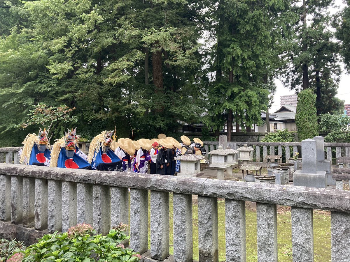 takerutagaito's tweet photo. 大慈寺では、盛岡市出身で第19代内閣総理を務めた原敬の墓所でも奉納されました。 https://t.co/jdcKjU3z43