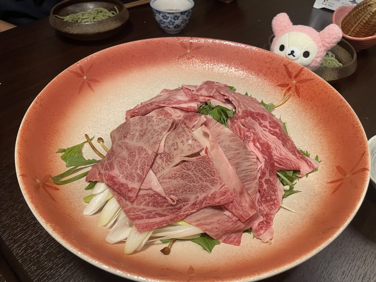 mochidot__'s tweet photo. 家族旅行満喫中のコリ🌷

愛犬がご飯食べてるのを見守り🐶
お肉の迫力にびっくりし🍖
ベット独占😴 https://t.co/NAIYkVSTdL