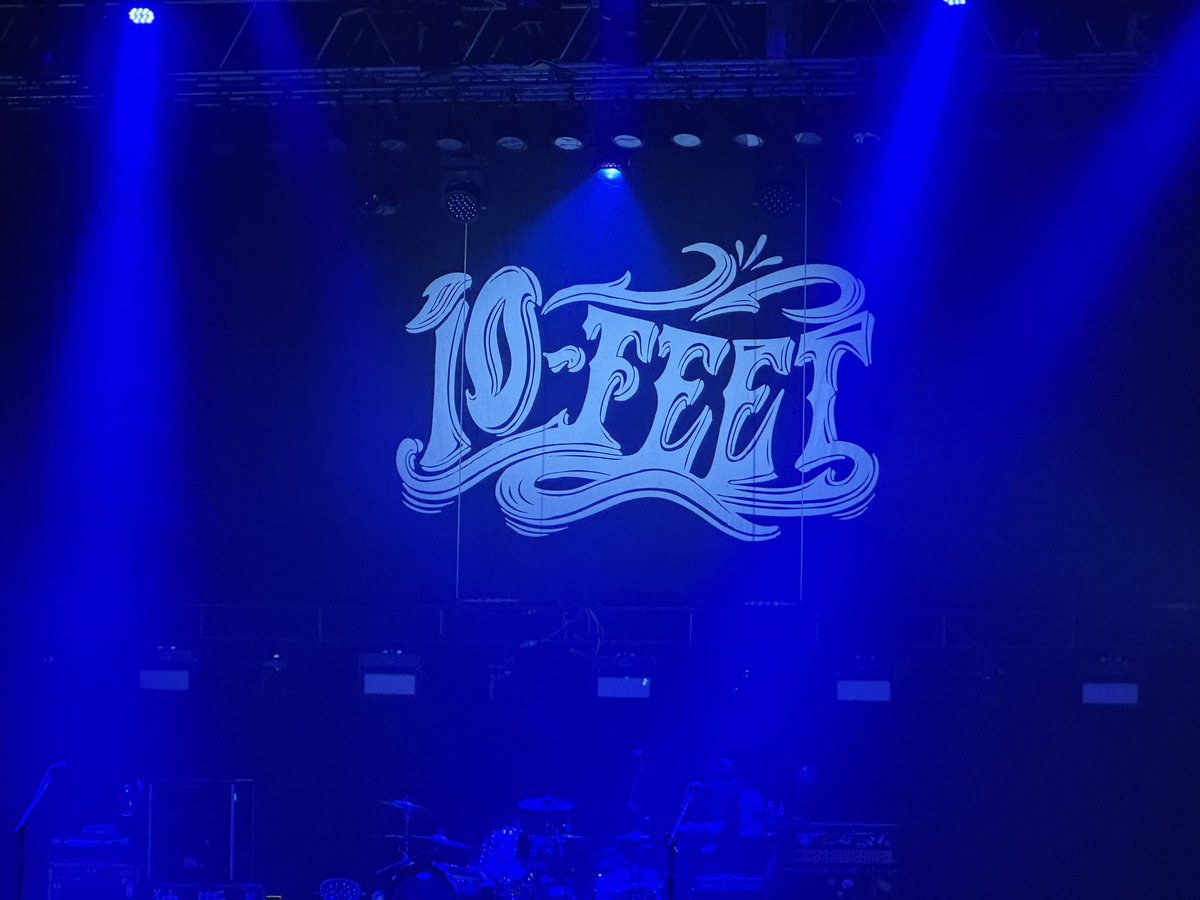 ysk03147777's tweet photo. 10-FEET
"壊れて消えるまで" ONE-MAN TOUR 2026
Zepp羽田

"こらお前ら、覚悟しとけよ！"
覚悟を決めたところで、初手「hammer ska」
3曲目「ハローフィクサー」
覚醒。身体が軽い軽い。
5曲目「太陽4号」
"優しさは想像力！大切な人のために、役者になってでもバシっと決めや？"
流石、良いこと言う👍
7曲目「寂しさに火をくべ」
ハーモニカが心地よい🎵
8曲目「Gas Gas Gas」
ん？
"めちゃくちゃ間違えたからオマケの曲やるわ！何がいい？"
フロアの皆さん"a#!mjGpa!My'.bP@!"
"デモが起きたときの領事館、こんな感じやな笑"
それっぽい文字で表現してみましたが、まるで強力なパスワード。
9曲目「LICENCE」
"すごい、あまり間違えなかったな。おじさんなのに凄い、記憶力あるで"
"自信ないけど、間違えたらそこで試合終了！"
10曲目「FUTURE」
試合終了せずに完奏。
"分かってるやろ？少し間違えた。お詫びに今回のツアーでやってない懐かしの曲やるわ！"
11曲目「the guide」
14曲目「VIBES BY VIVES」
バイブス高まりまくり。
"うまいこといってへんヤツに！"
15曲目「RIVER」からの16曲目「第ゼロ感」
超覚醒。滾り過ぎて、何川と言っていたのか全く覚えていない。
18曲目「壊れて消えるまで」
ゆらゆらゆらゆらゆらゆらり、となる。
19曲目「ヒトリセカイ」
"友達なんていらんねん。大事な人にとってカッコいいヤツになれればそれでいい！優しさは想像力、思いやりも想像力！"
20曲目「蜃気楼」
"お前らを悲しませるやつは、おっさんら三人がボコボコにしたる！"
チャゲアスの「YAH-YAH-YAH」が始まる。
今から一緒に〜、これから一緒に殴りに行こうか〜🤛
"残り三曲！"
21曲目「その向こうへ」
体力無くなりそう。
22曲目「CHERRY BLOSSOM」
約1年半ぶりにライブで聴く。頭上にタオル投げまくり、無くならなくてよかった。
23曲目「goes on」
古来より、息も絶え絶えになってからが真のライブの始まりと言われております。
"オマケ！"
「1sec.」
休ませて。

皆さん、ありがとうございました！
