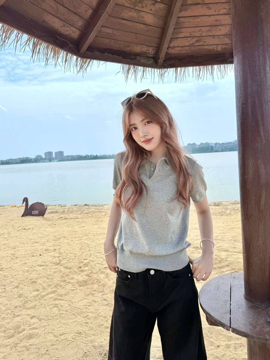 dn18279311's tweet photo. Beach breeze and casual fits ☀️#OOTD #SummerVibes https://t.co/ehzPjFWp5i
