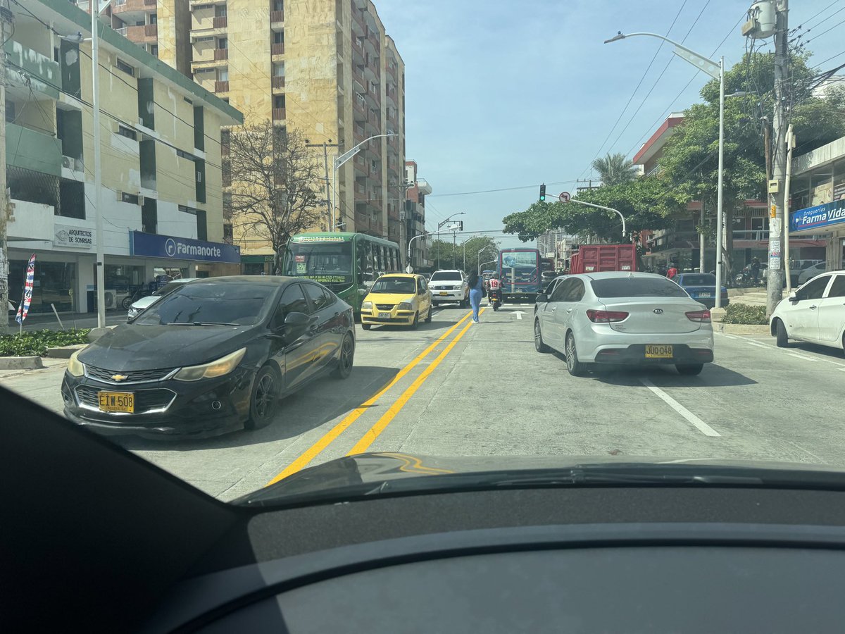 ouia58's tweet photo. La calle 72 muestra una nueva cara y se evidencia su mejora; sin embargo, 10 líneas de buses peleando pasajeros, limitan los beneficios de esa intervención. Pilas @TransitoBaq. Póngale orden a ese relajo. https://t.co/oU35AJFNpj