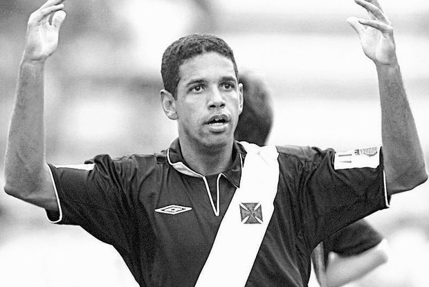 VascodaGama's tweet photo. É com o mais profundo pesar que recebemos a notícia do falecimento do ex-zagueiro e #CriaDaColina Henrique, aos 49 anos.

Leonardo Henrique Peixoto dos Santos subiu ao profissional do Gigante da Colina em 1998 e integrou o elenco até 2004, participando dos títulos da Libertadores de 98, da Mercosul de 2000 e do Brasileirão de 2000.

Desejamos força aos familiares e amigos 🖤

Descanse em paz, Henrique.

#VascoDaGama