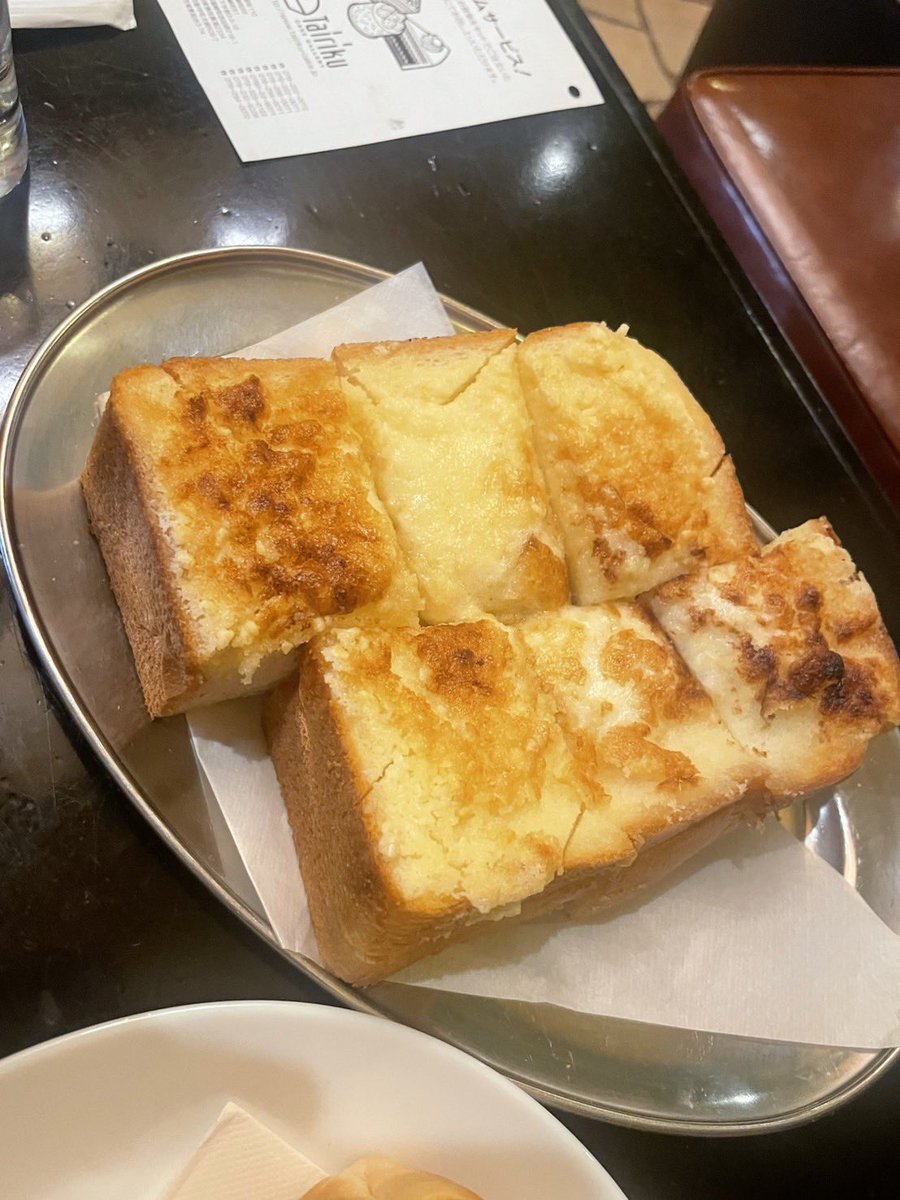 makima_ayanami's tweet photo. マンチ飯②

フレンチトースト

甘いものが、欲しいモードの時
 チョコレートも、ありですが 激甘フレンチトーストとコーラの組み合わせが、最高な一品です。

甘いの濃いの最高。 やっぱこれなんだよな〜
みんなのおすすめも教えてね。 https://t.co/n6o9SXPOB1