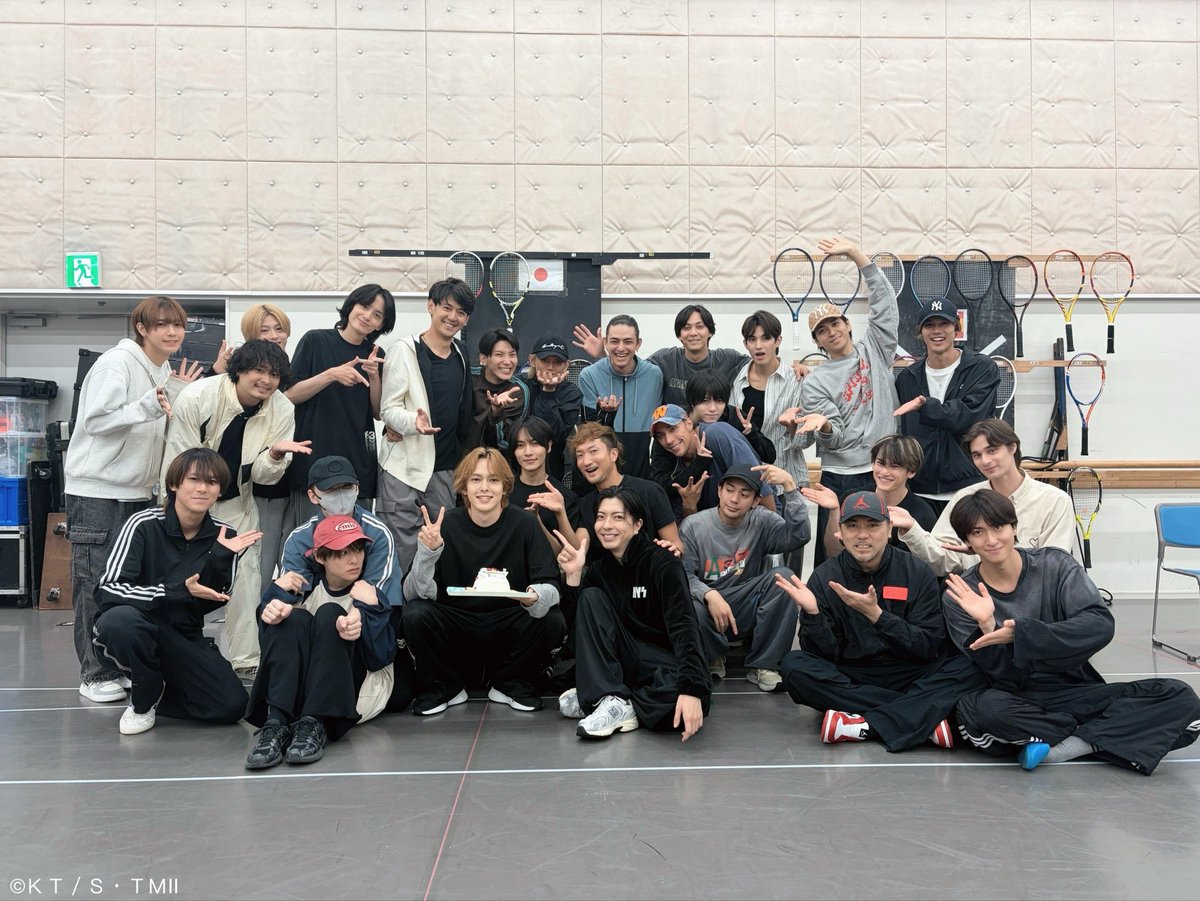 TennimuNews's tweet photo. 【#新テニミュ】稽古場より🎾
歌やラリー、セリフをあわせていくシーン稽古が始まっております！稽古の最後に本日9/16がお誕生日の越知月光役 楚南 慧くんをお祝いをしました！おめでとうございます🎂✨
📷稽古終わりみんなで＆素敵な2（？）ショット

先程「Final企画」として6つの施策を発表いたしました！こちらも是非楽しみにお待ちください🙌