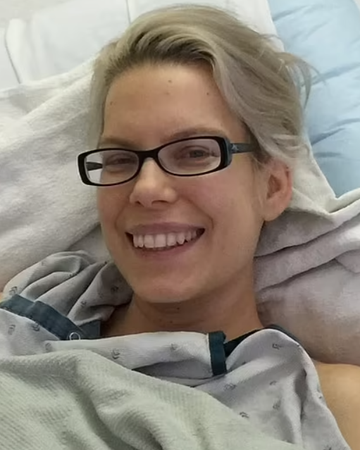 AcervoCharts's tweet photo. Mulher diagnosticada com câncer terminal se divorciou do marido e dormiu com 200 homens antes de morrer. https://t.co/rjolMmVv5t