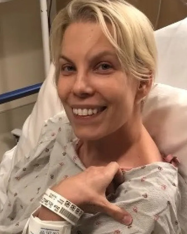 AcervoCharts's tweet photo. Mulher diagnosticada com câncer terminal se divorciou do marido e dormiu com 200 homens antes de morrer. https://t.co/rjolMmVv5t