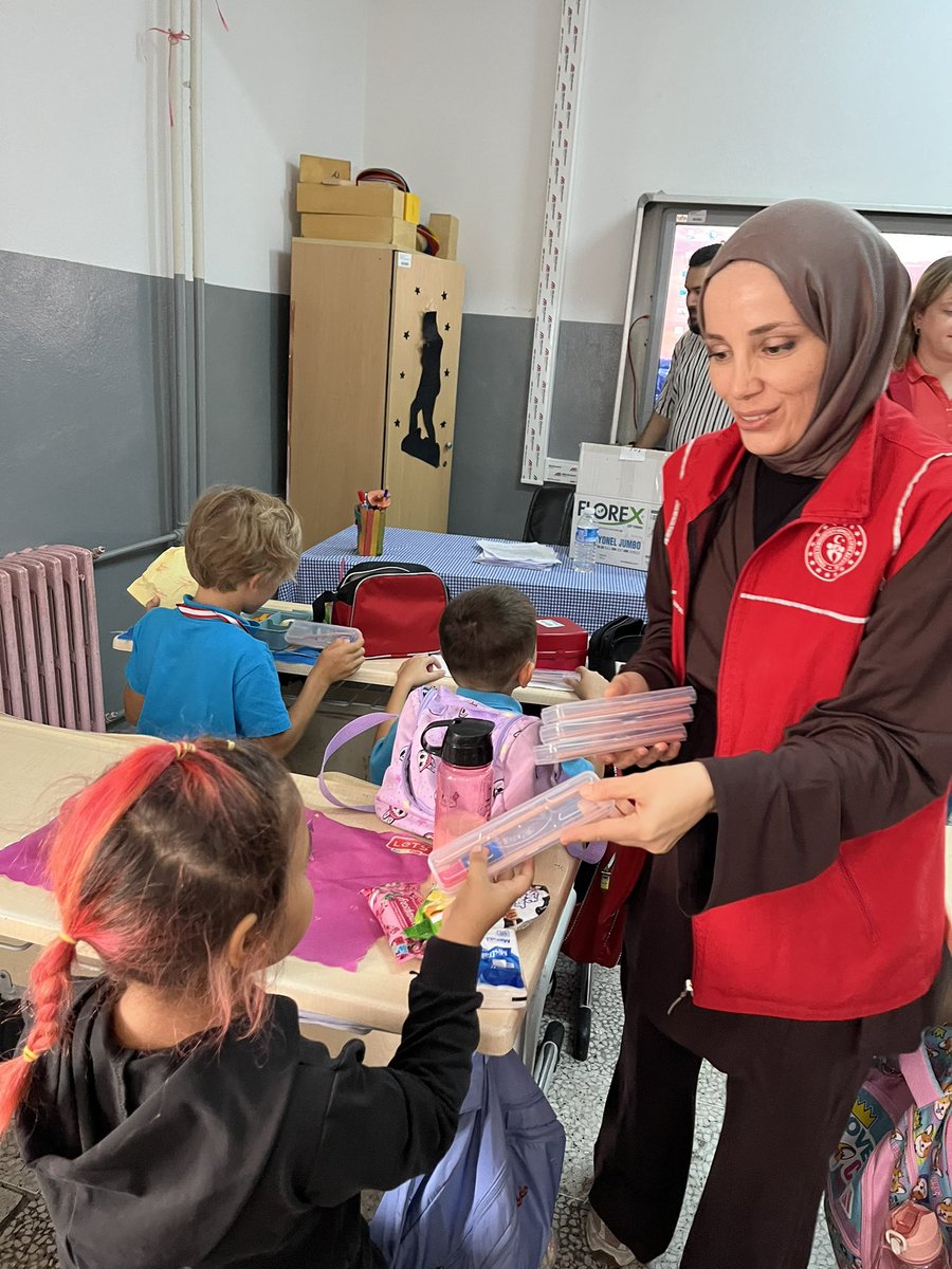 GSB_CorluGM's tweet photo. Genç Dönüşüm Projesi kapsamında yeni eğitim-öğretim yılının başlamasıyla birlikte 1 Kasım İlkokulundaki minik gençlerimize kalem seti hediye ettik.     ♻️💙❤️🤗 https://t.co/s31zsUW0s3