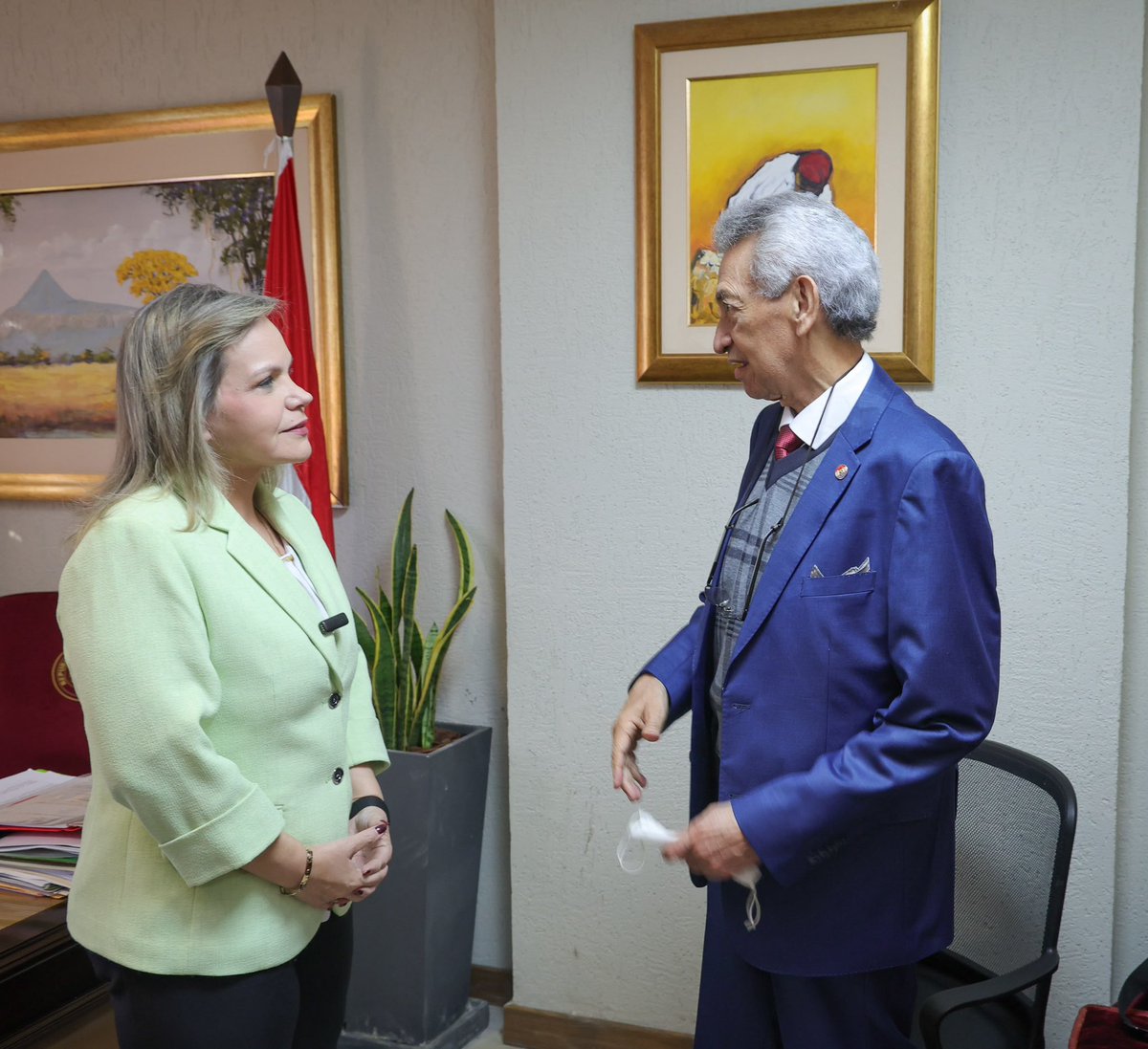liliansamaniego's tweet photo. Un homenaje al Prof. Ramón Raimundo Silva, por una vida dedicada a enaltecer nuestro dulce idioma guaraní, pilar, voz y alma de nuestra identidad paraguaya. 🇵🇾 https://t.co/TLOqu5Q5ha