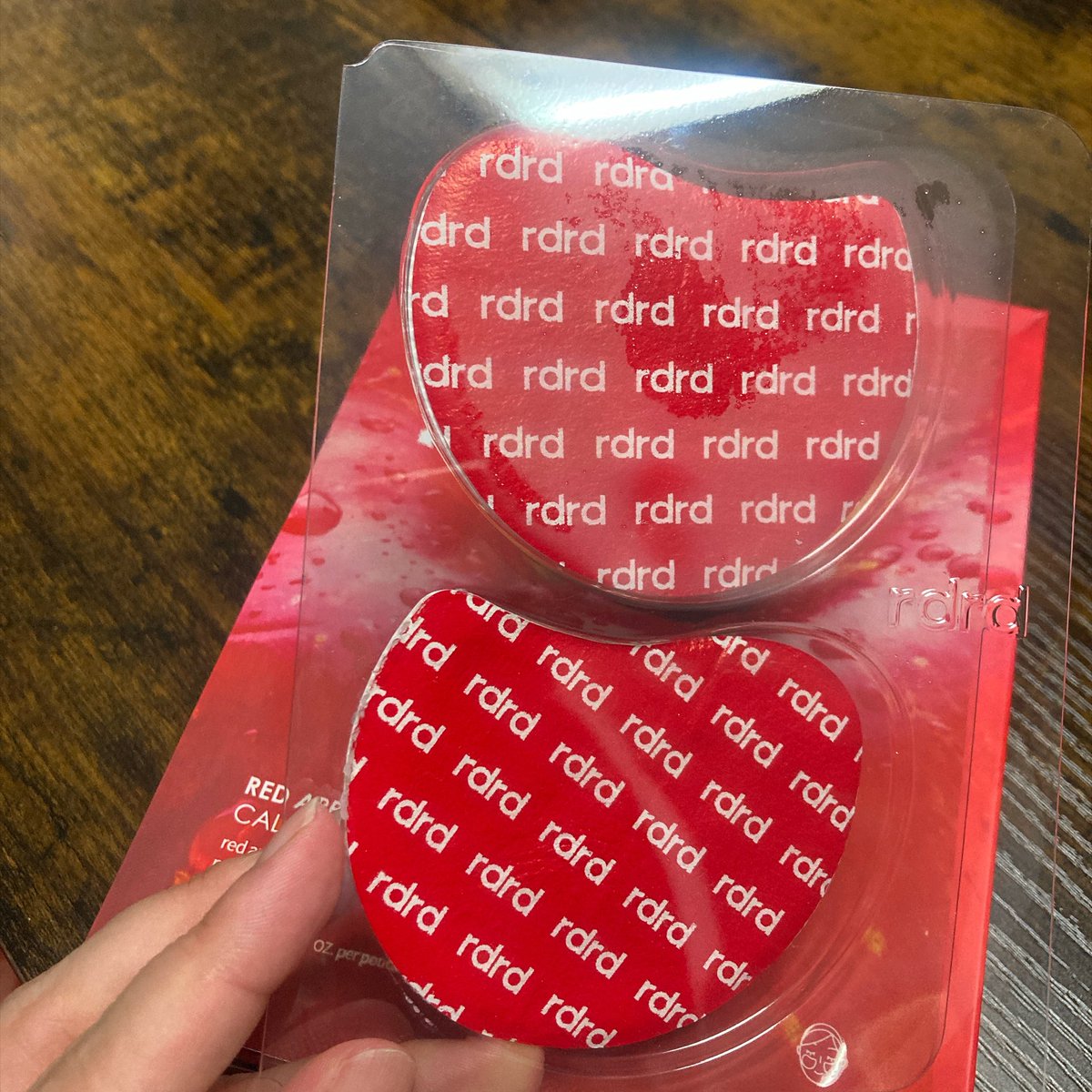 minako7010's tweet photo. #PR #rdrd #クリームパッチ #りんごトナー #保湿パック #ガラス肌 #マスクパック
シートの内側にたっぷりクリームが塗られているパッチを貼り付け!
表側から成分が蒸発しないから顔の上でズレない、寝落ちしてもOK🙆♀️
なんて賢い発想。
乾きがちな目の下の、艶欲しいゾーンに置いて潤い補給☺️ https://t.co/vDKOwIT6qX