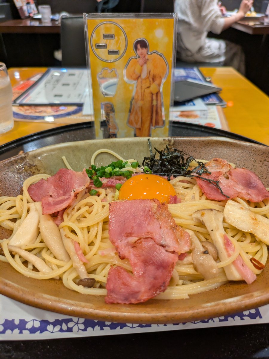 Shutaar's tweet photo. リリイベの帰り道、さすがにお腹空いたからご飯食べよって思って、新橋の地下に五右衛門パスタあったから、３０分待って食べてるんやけど、周りみ!るきーずがいっぱい🤣
みんなイベント帰りか楽しそうにMILKの話してる😆
あたし、ソロ活動やから、とりあえず１人で黙々と仁ちゃんアクスタと相席なう😂 https://t.co/1kgiv3Y5uc
