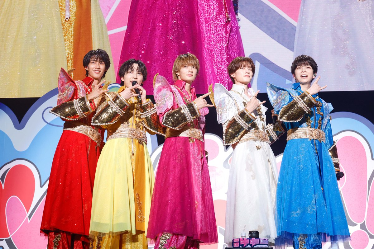 oricon's tweet photo. M!LK、有明アリーナでリリースイベント開催✨
“異例”9000人が集結

「時空超えてユニバース」初披露
2回目の紅白歌合戦やレコード大賞のステージへの思いも💭

🔻ソロカットも📸
https://t.co/WUewrILgVc

#ラブエンジン #MILK https://t.co/FsMl3N3J0S