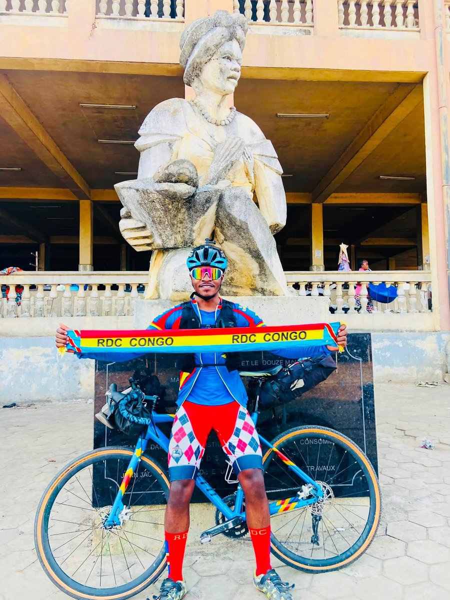 MiguelMasad's tweet photo. DAY 72 — OYO → OWANDO | 110 KM 🚴🏾‍♂️

Mais quelle journée… ❤️

Je me suis réveillé très tôt à Oyo avec un seul objectif : rejoindre Owando.

110 kilomètres aujourd’hui.

La route était plutôt plate, sans grandes montées. Mais il y avait un autre adversaire : la chaleur. ☀️ 35°C, très peu de villages sur la route et donc très peu de possibilités de ravitaillement.

La soif était forte. La chaleur aussi.

Mais on n’abandonne pas. 💪🏾

Et puis, à la jonction d’Obouya, quelque chose m’a profondément touché.

J’entends quelqu’un crier :

« Tour d’Afrique ! Tour d’Afrique ! »

Je m’arrête.

C’était un officier de police.

Il me regarde et me dit simplement :

« Mon frère, courage pour ton exploit. »

Puis il m’a acheté une bouteille d’eau. 🥹❤️

Une simple bouteille d’eau pour certains.

Mais pour moi, à cet instant, c’était beaucoup plus que de l’eau.

C’était un message.

Je traverse un pays avec le drapeau de la RDC sur mon vélo, mais au lieu de me voir comme un étranger, cet homme m’a vu comme son frère.

C’est exactement ce que je veux montrer avec Pedals for Peace.

Les frontières séparent les territoires, mais elles ne doivent jamais séparer les cœurs.

Plus tard, en arrivant à Owando vers 13h, quelques Congolais sont venus à ma rencontre. Certains m’ont dit qu’ils attendaient mon arrivée simplement pour me voir et m’encourager.

Franchement… comment ne pas continuer après ça ? 🙏🏾

J’ai aussi découvert Owando, une ville chargée d’histoire dans cette ville ioù 3 présidents ont fait leurs études, avant de visiter une rivière où se trouve cet arbre mystique dont on raconte qu’il se déplace dans l’eau.

Mais aujourd’hui, ce que je ramène avec moi, ce n’est pas seulement une nouvelle ville traversée.

Je ramène un geste. Un sourire. Une bouteille d’eau. Des encouragements.

Et la conviction que notre continent est rempli de personnes capables de se soutenir, peu importe leur nationalité.

Nous nous rapprochons maintenant de la frontière.

Dans quelques jours, une nouvelle étape commencera. 🇨🇲

On pédale ensemble.
Pour la paix. 
Pour l’unité. 
Pour montrer que nous pouvons être différents par nos frontières, mais un seul peuple par nos cœurs.