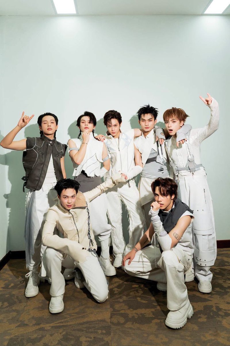 kuewhh's tweet photo. @kpopidol_en Congratulations UPRIZE 
#UPRIZE https://t.co/XbSJMC3bLR