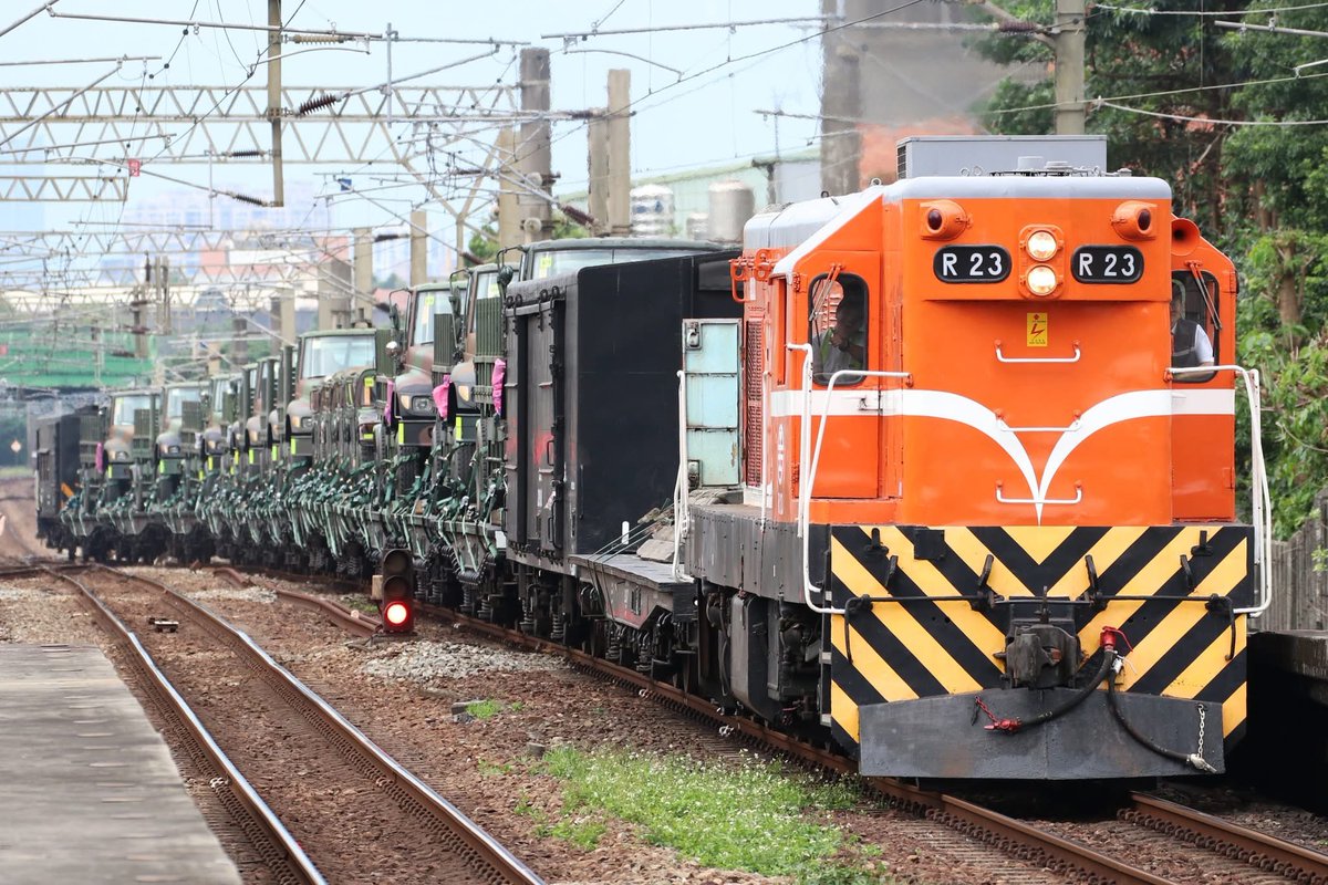 ShengChuanTso's tweet photo. 台鐵軍列
台湾鉄道軍事機材輸送
#機関車 #貨物列車 https://t.co/y2A4okD4AK