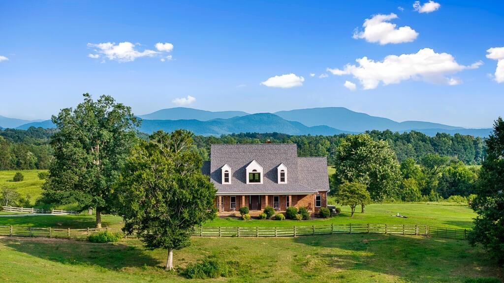 ForSaleByBonnie's tweet photo. You need to check this home out! It's got a lot to offer. #LuxuryHomes https://t.co/wtxBsUiN59